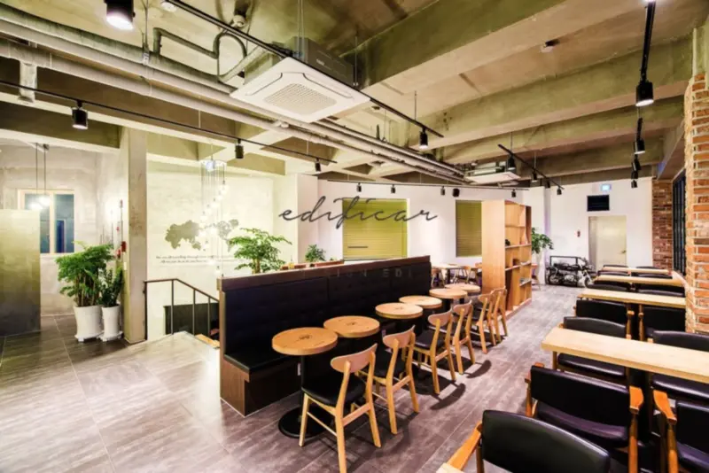 90평 대형 복층 카페의 개방감 있는 인더스트리얼 공간